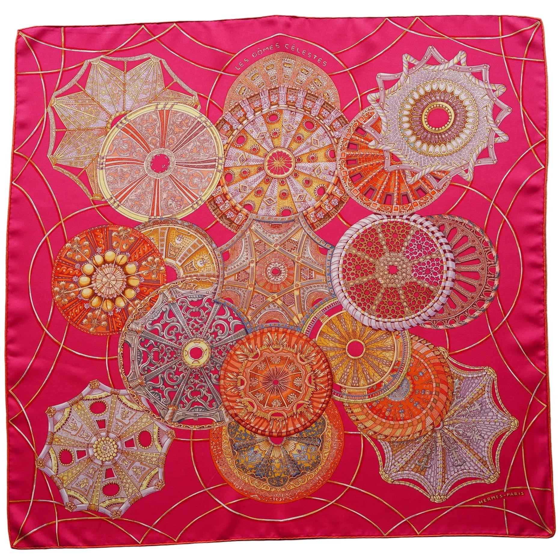 Vue d'ensemble à plat du carré Hermès 90 Les Dômes Célestes édition 2010. Motif architectural complexe sur fond rose shocking vibrant.
