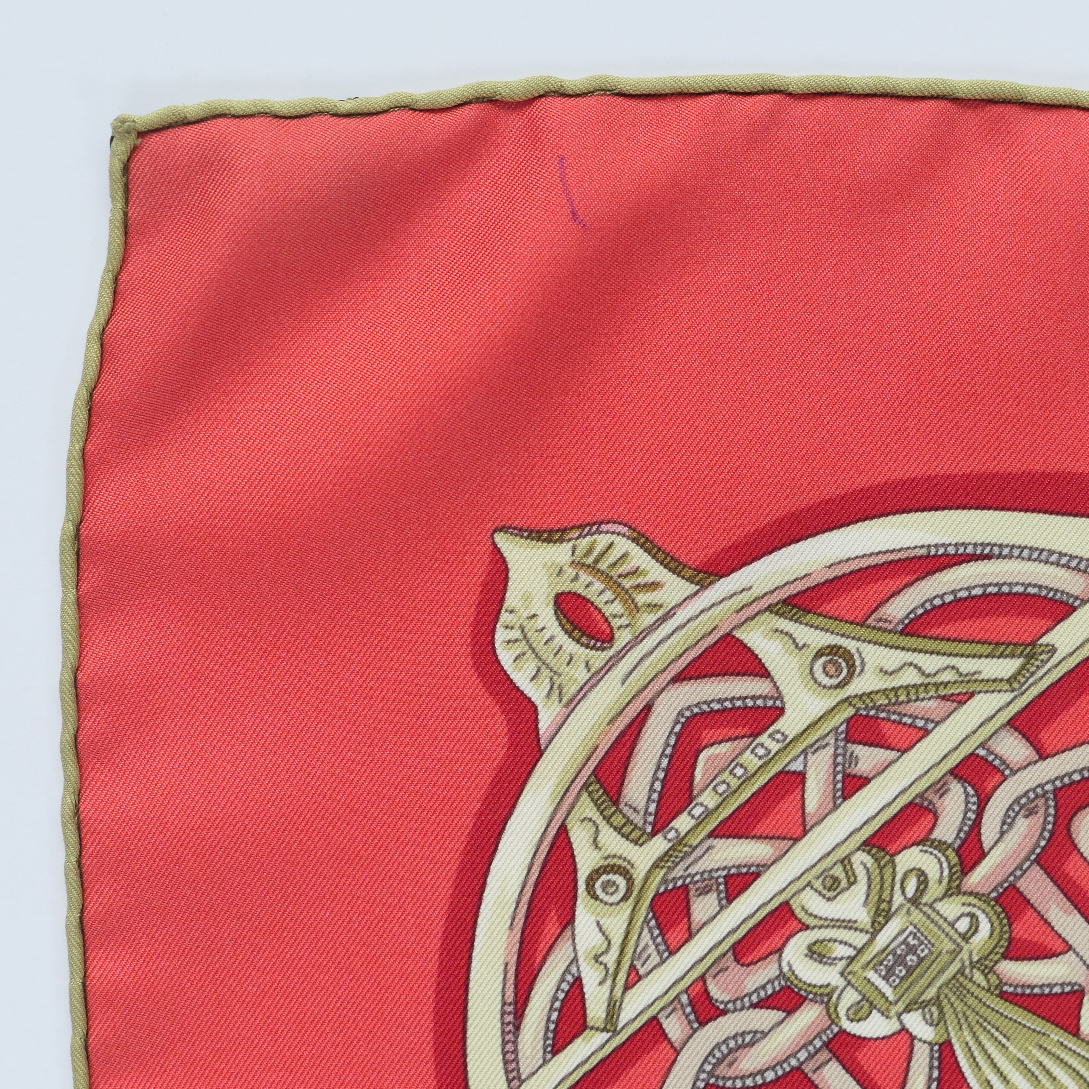 Détail de la petite marque signalée sur foulard Hermès La Charmante aux Animaux