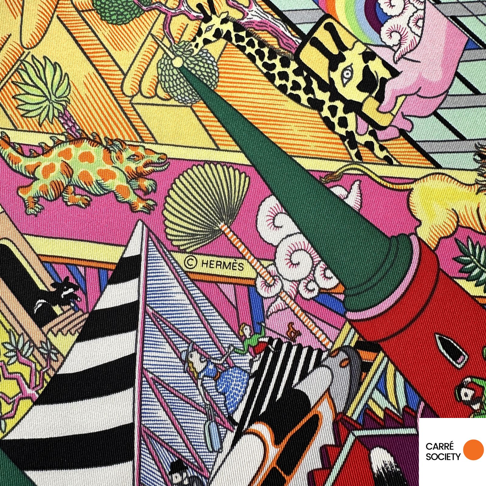 Détail du motif – clocher et motifs géométriques : architecture stylisée aux couleurs vives, dominée par des formes graphiques, logo copyright Hermès inséré dans le dessin 