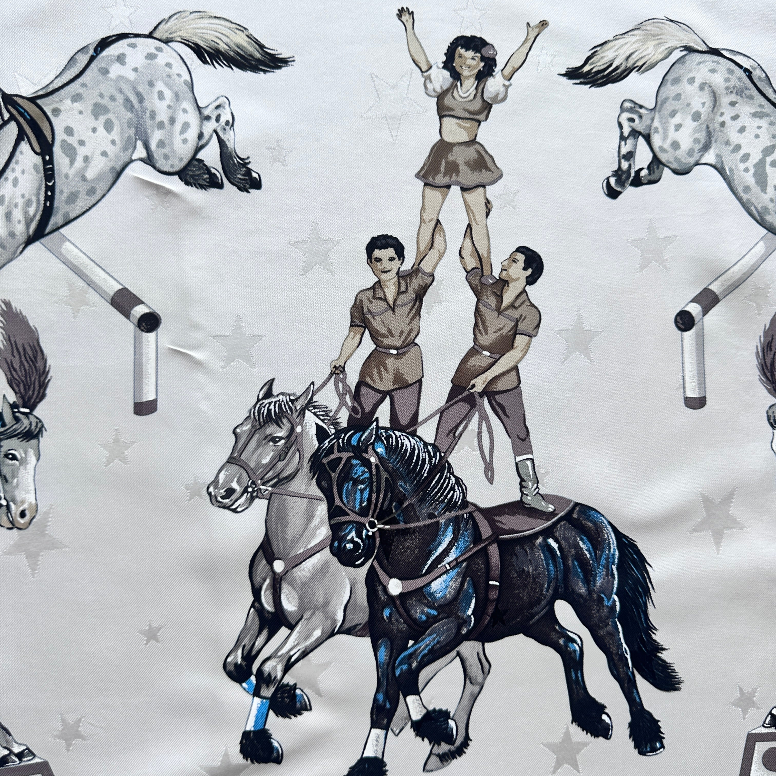 Scène de voltige équestre avec écuyers sur deux chevaux noirs.