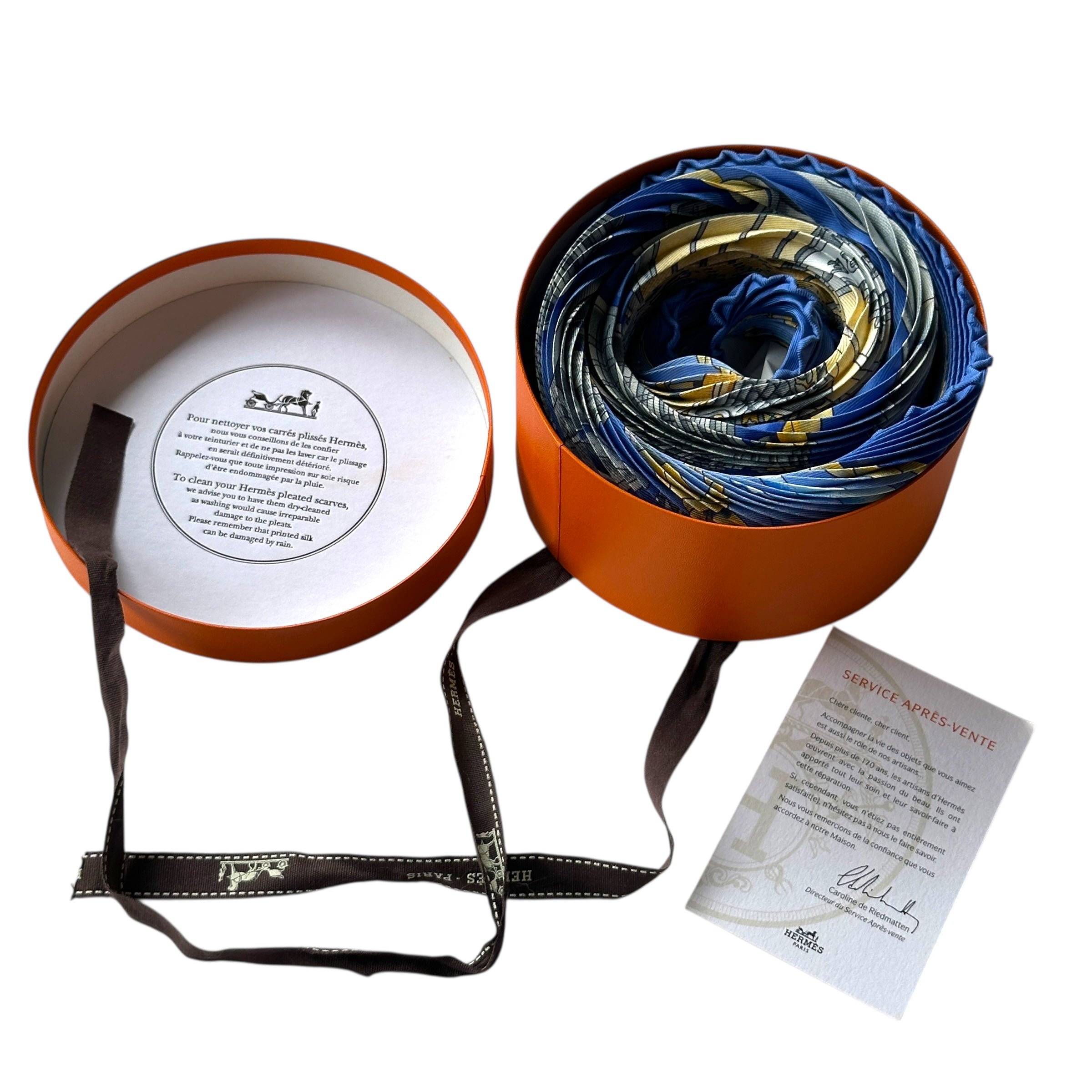 résentation du foulard dans sa boîte ronde Hermès d’origine